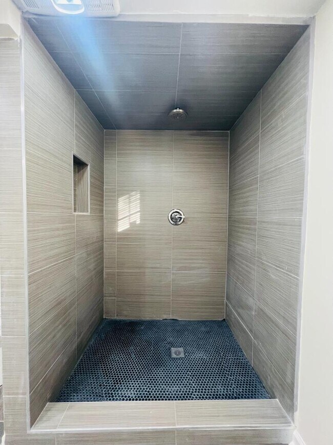 Building Photo - 4219 E 68th Terrace