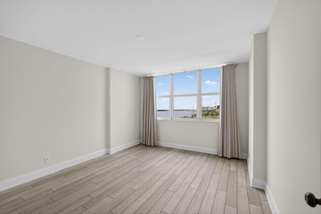 Building Photo - 2600 N Flagler Dr