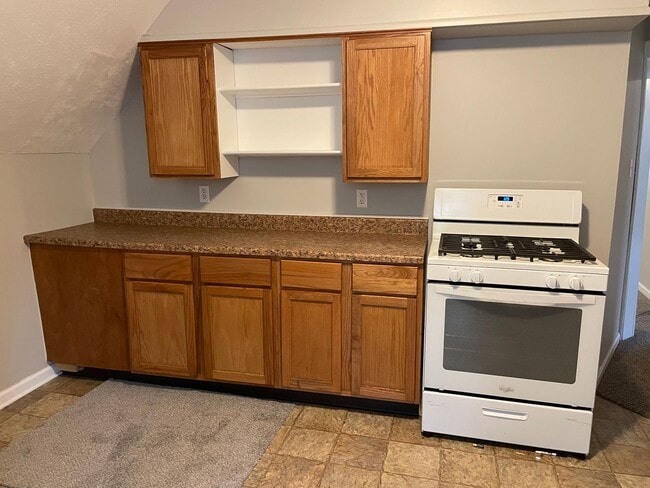 Building Photo - Recently Updated - Upper One Bedroom with Washer/Dryer!