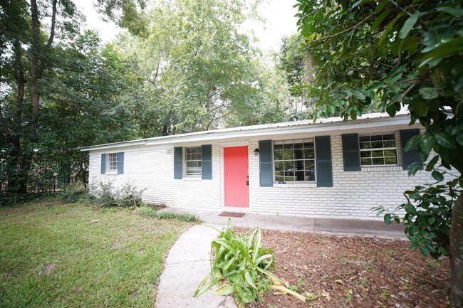 Primary Photo - 3 bed / 2 bath near Lake Jackson