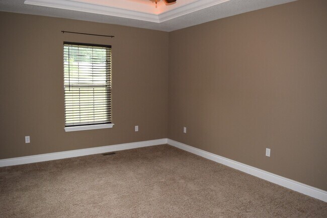 Building Photo - Gorgeous Split Foyer Home!