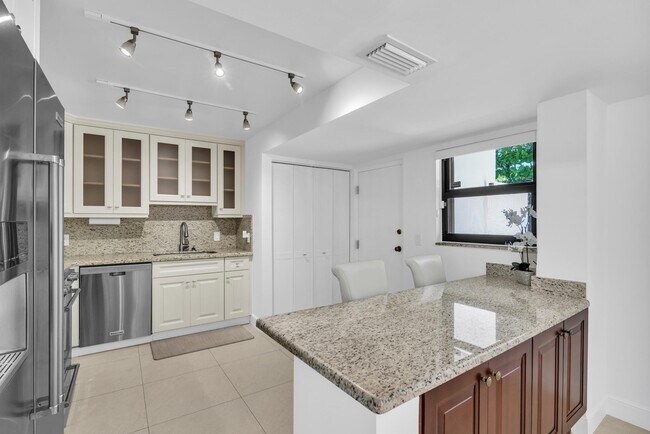 Building Photo - 277 N Ocean Blvd