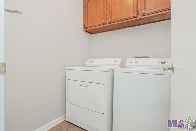 Building Photo - 4625 Parkoaks Dr