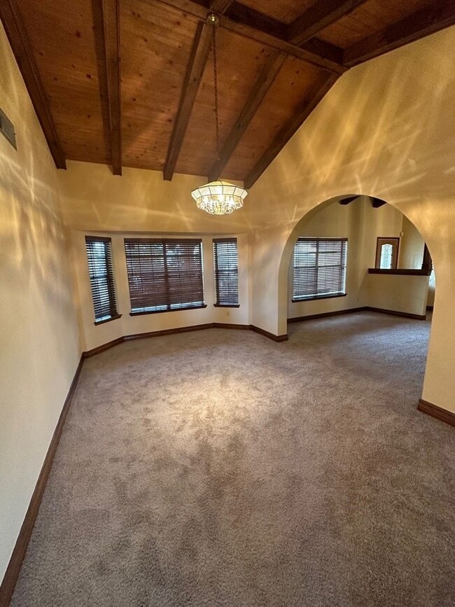 Building Photo - Beautiful 3 Bedroom, 3 Bathroom, Available...