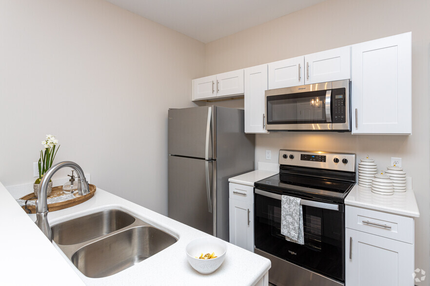 1BR, 1BA - 585 SF - Kitchen - Retreat at Leisure Living