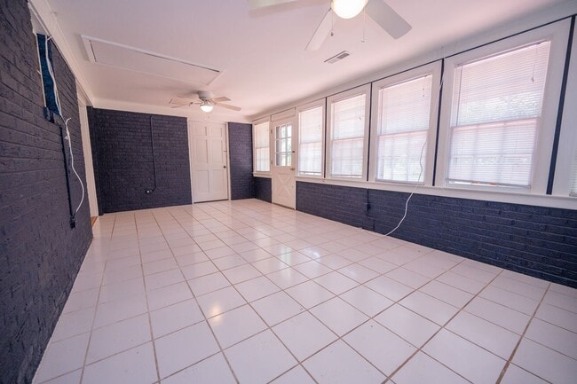 Building Photo - 734 James Dr
