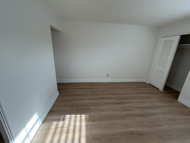 Building Photo - "Cozy 1-Bed Retreat in St. Pete's Heart – Your Perfect 285 Sq Ft Haven Awaits!"
