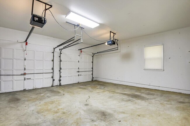 Building Photo - Magnificent 5 Bedroom, 4.5 Bathroom Bethes...