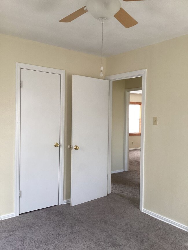 Building Photo - Fresh and Brightly Updated 2 Bedroom!  Pets welcome!