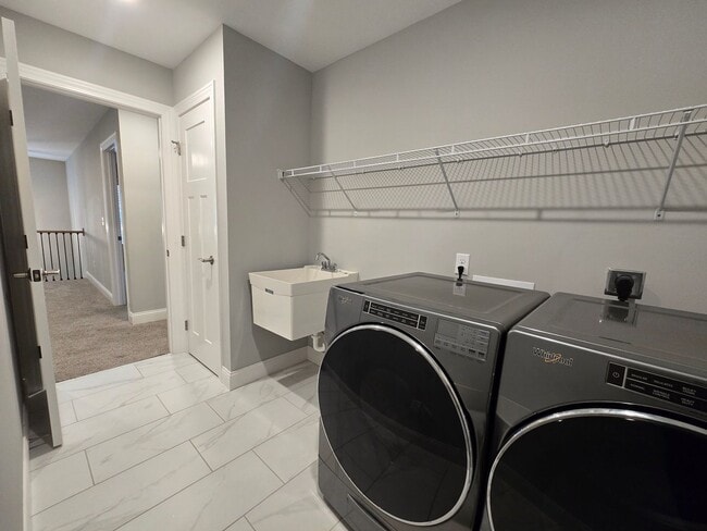 Building Photo - 6 Bedroom Home in Brookridge Estates