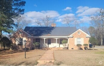 Building Photo - 3 Bedroom Single Family Home