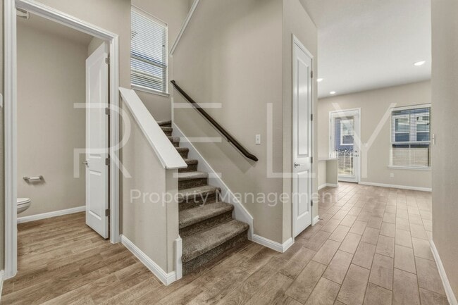 Building Photo - 1015 Vista View Dr