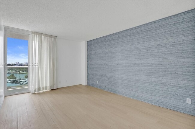 Building Photo - 100 Bayview Dr