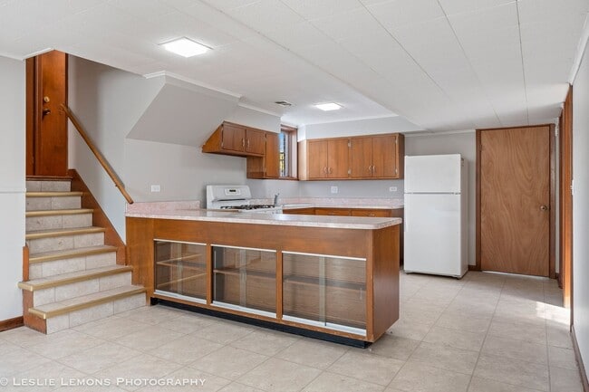 Building Photo - House Available for Rent