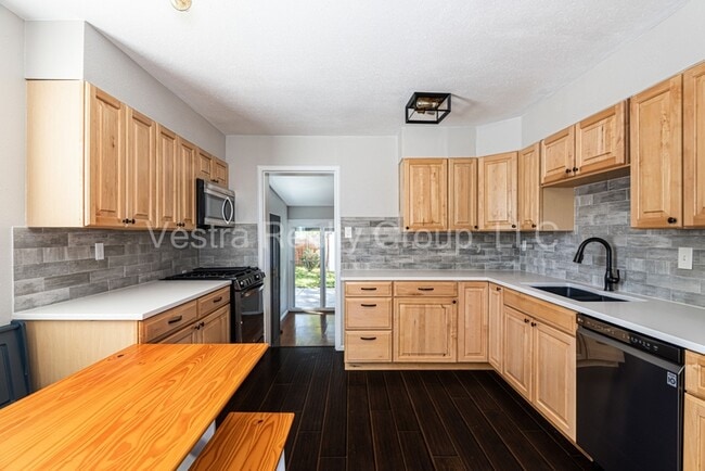 Building Photo - 2245 S King St