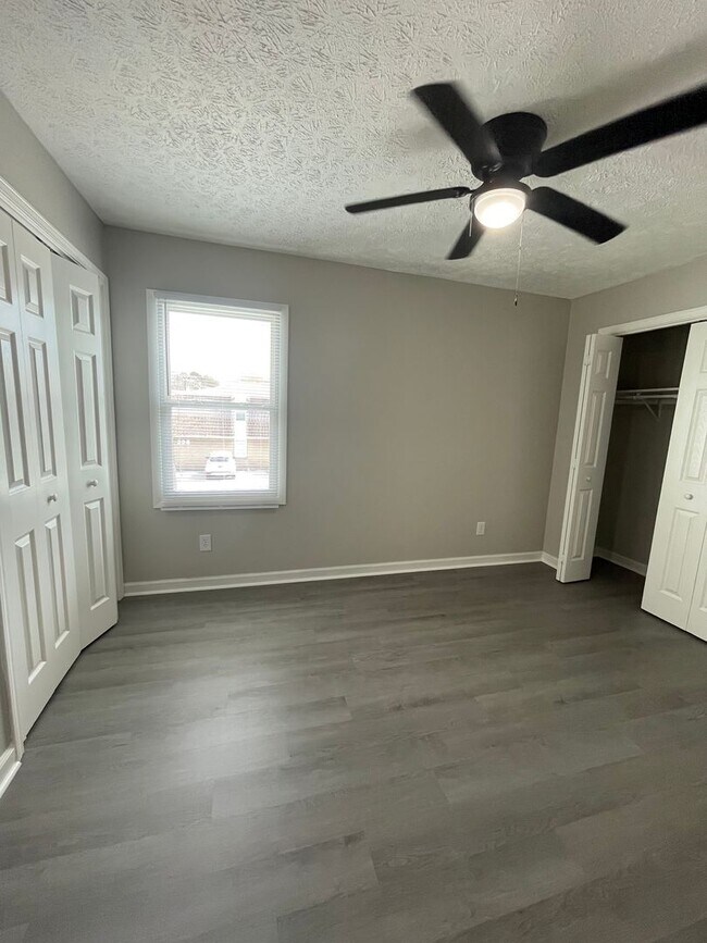 Building Photo - City Walk Apartments!