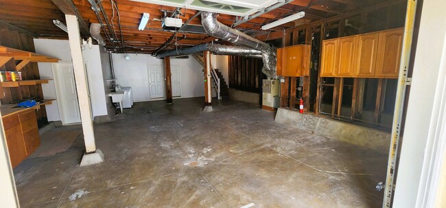 Building Photo - SUPER SPACIOUS, 3 LEVELS, 3 BONUS Rooms-SI...