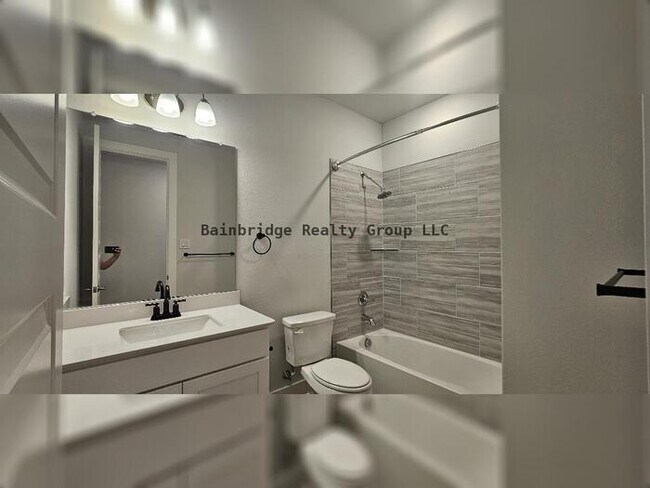 Building Photo - 3/2/2 w/office - Space & Functionality in ...