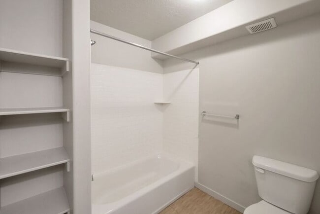 Building Photo - Beautiful Modern Orem Condo w free interne...