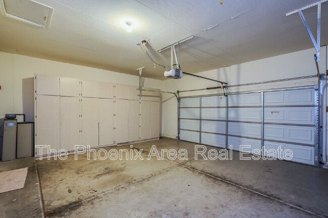 Building Photo - 940 S Silverado St