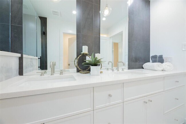Building Photo - 10819 Oasis Dr