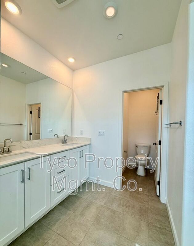 Building Photo - 784 Vada St