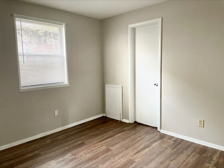 Building Photo - 497 Julien Cir