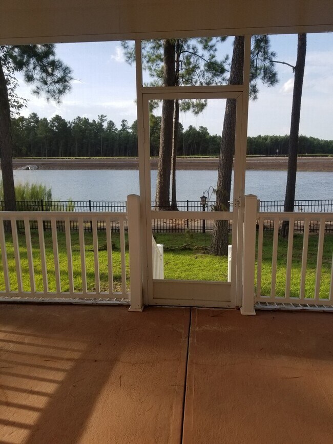 Building Photo - Spacious 6 bedroom, 4 bathroom home!