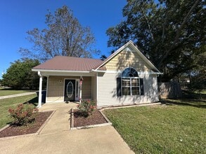 Building Photo - 1311 Circle Dr