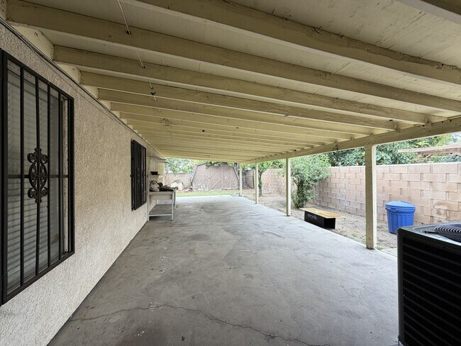 Building Photo - 560 S Quince Ave