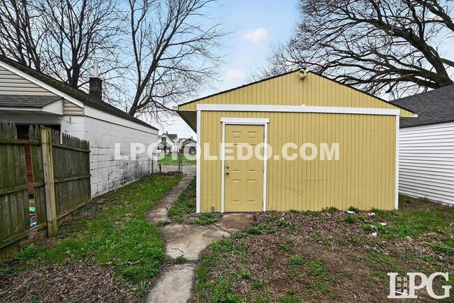 Building Photo - 128 Carbon St