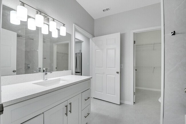 Building Photo - Fully Remodeled 2/2 with Loft in MetroWest...