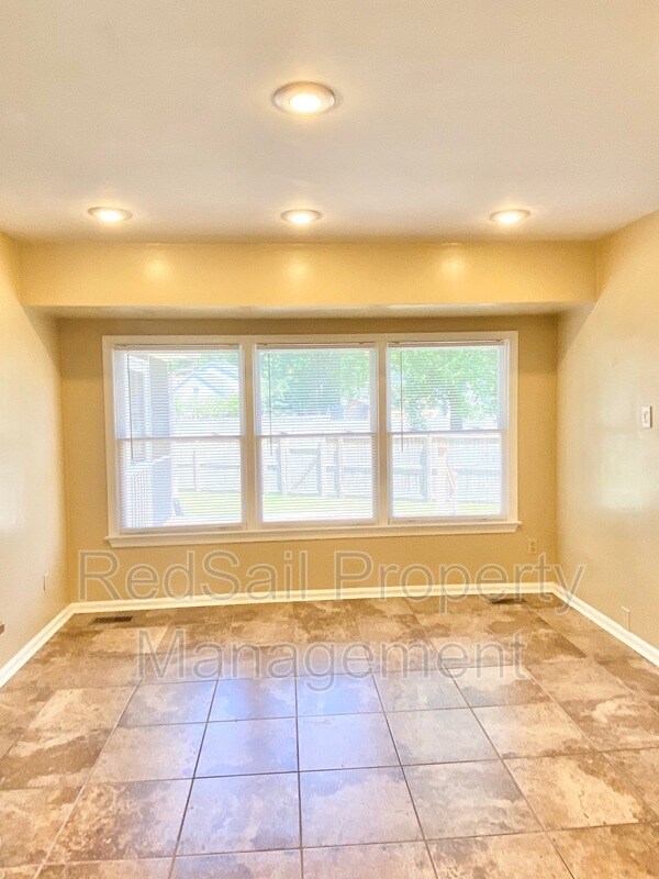 Building Photo - 802 Tiverton Pl