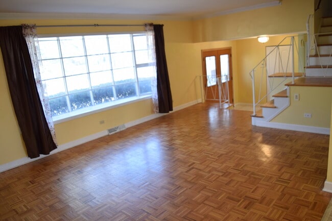 Building Photo - 1224 E Thurston Dr