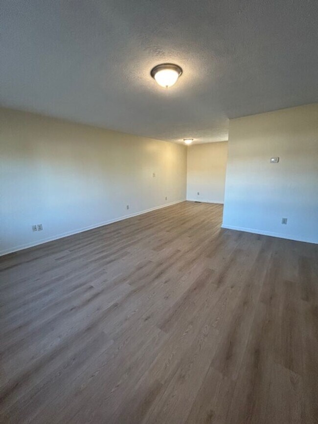 Building Photo - 3601 Hillcrest Dr