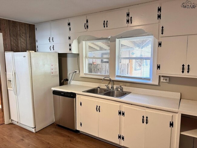 Building Photo - 704 Reagan St