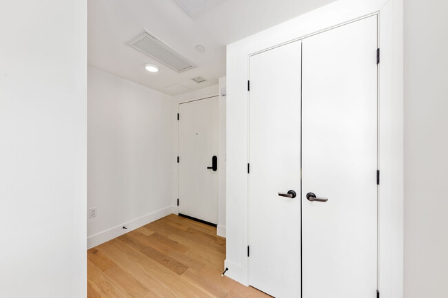 Building Photo - 719 Larkin St