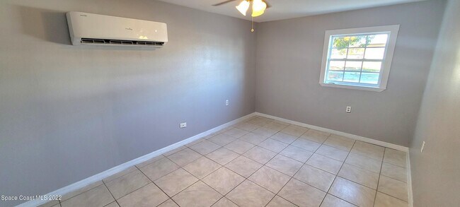 Building Photo - 802 Forrest Ave