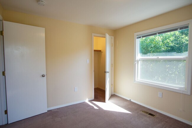 Building Photo - Delightful Rare Gem in SE Portland with Modern Amenities!