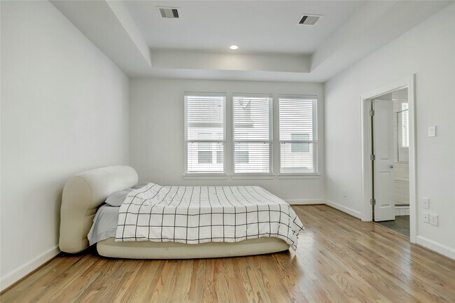 Building Photo - 954 W 18th St