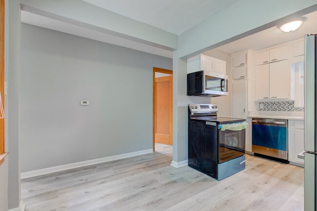 Building Photo - 4610 Rookwood Ave