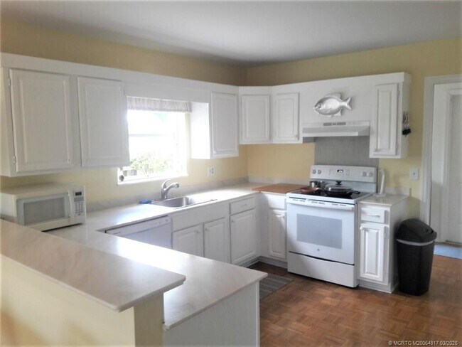 Building Photo - 3543 SE Fairway E