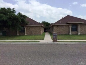 Building Photo - 20 Rosewood Ln