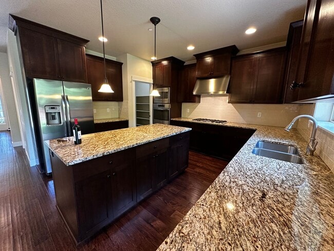 Building Photo - Beautiful 4-Bedroom Home in the Hills of W...