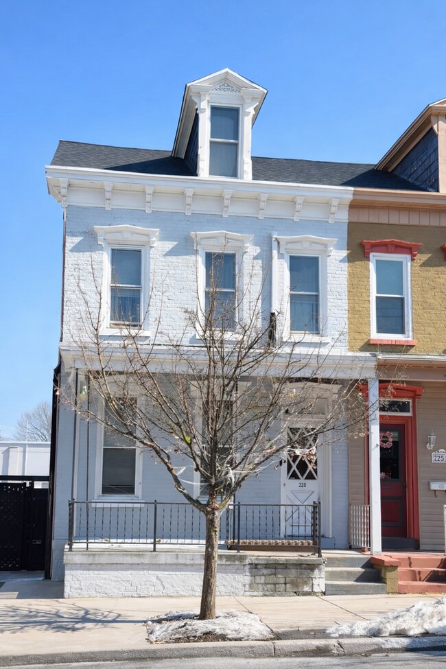 Building Photo - 225 N 3rd St