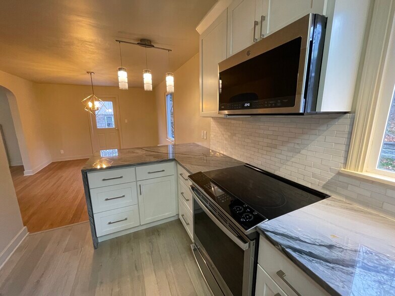 Building Photo - 206 Eastwood Ave