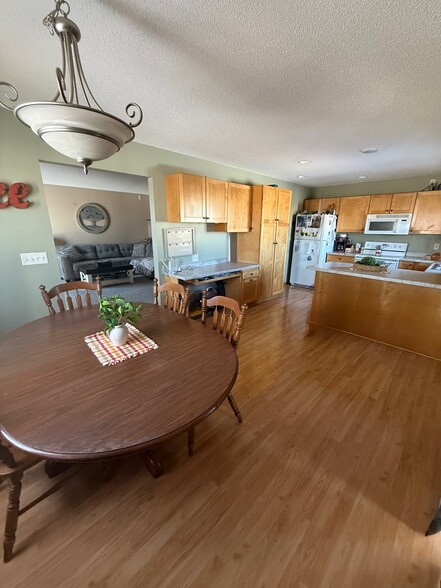 Building Photo - 413 Lilac Ln