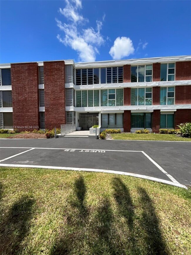 Primary Photo - 10210 Collins Ave