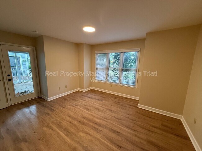 Building Photo - 230 Oakwood Ct