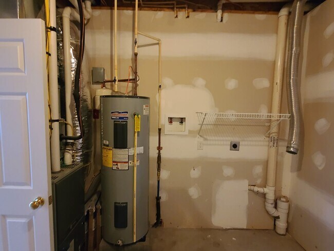 Building Photo - 3 bedroom,  2 1/2 bath town home in Waynesboro PA END UNIT